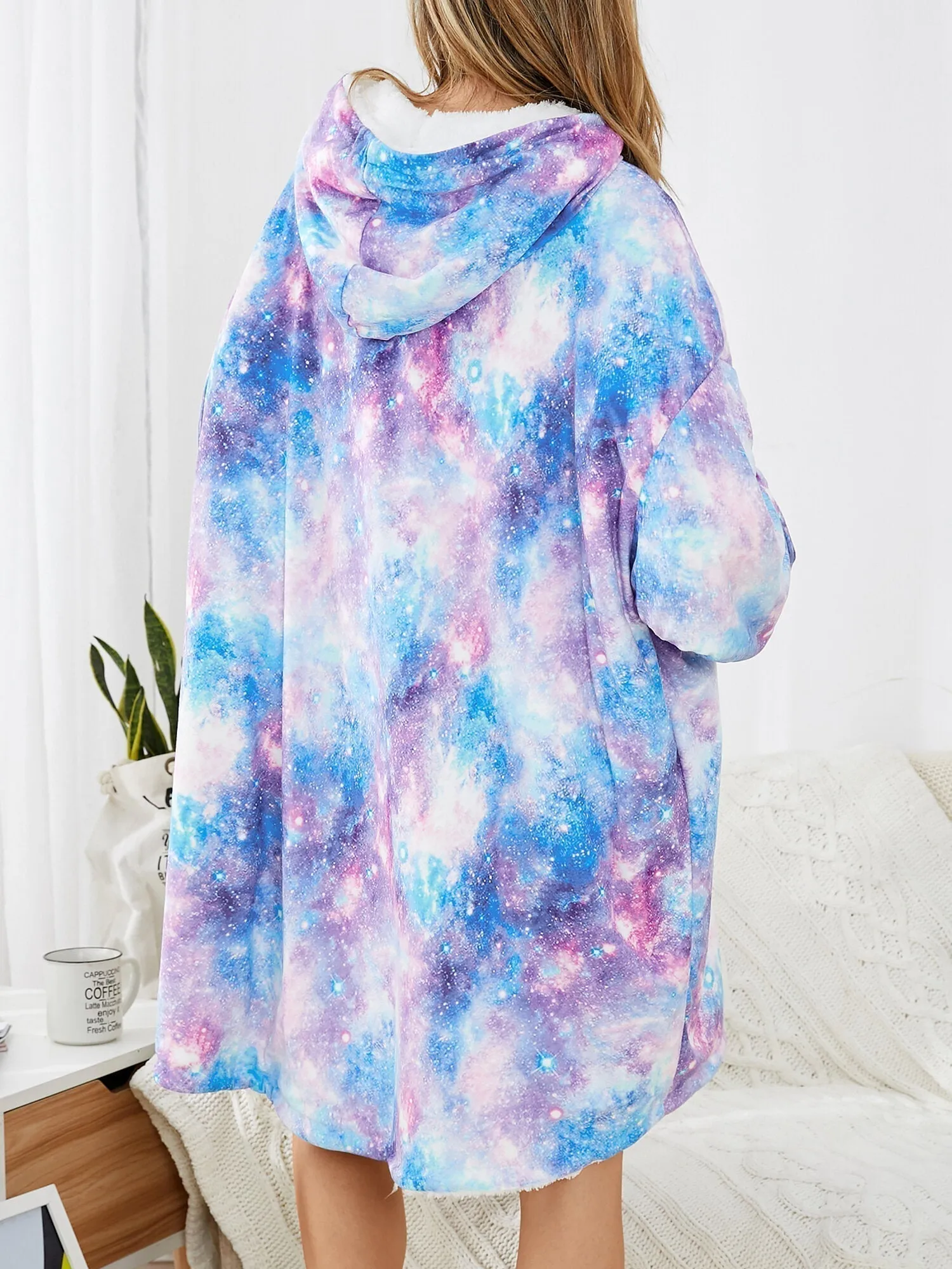 Women Design Starry Sky Tie Dye Print Oversized Reversible Homewear Fleece Lined Reversible Blanket Hoodie With Pouch Pocket